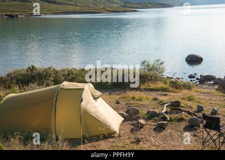 Tourist tenda in campeggio al bellissimo lago Gjende, Besseggen ridge, parco nazionale di Jotunheimen, Norvegia Foto Stock