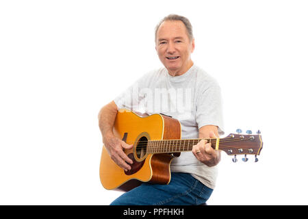 Inquadratura orizzontale di un uomo maturo felicemente giocando la sua chitarra su uno sfondo bianco. Un sacco di spazio copia. Foto Stock