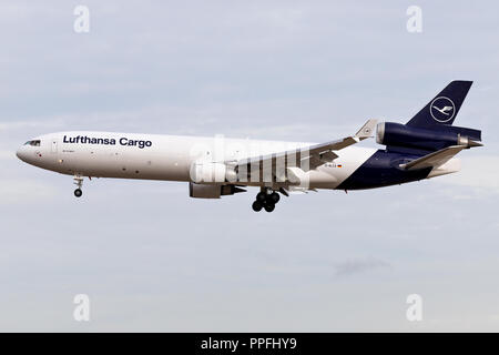 Il tedesco Lufthansa Cargo McDonnell Douglas MD-11F con registrazione D-ALCA in corto finale per la pista 25L dell'aeroporto di Francoforte. Foto Stock