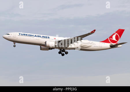 La Turkish Airlines Airbus A330-300 con registrazione TC-JOA su corto finale per la pista 25L dell'aeroporto di Francoforte. Foto Stock