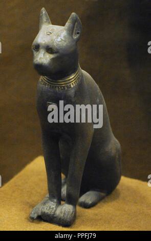 Statua in bronzo della dea Bastet rappresentato come un gatto domestico. Lo stato Museo Hermitage. San Pietroburgo. La Russia. Foto Stock