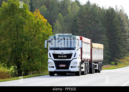 Salo, Finlandia - 21 Settembre 2018: Nuova, l'uomo bianco TGX 35.580 camion carico di granito Fontell Ltd su autostrada rurale in autunno. Foto Stock