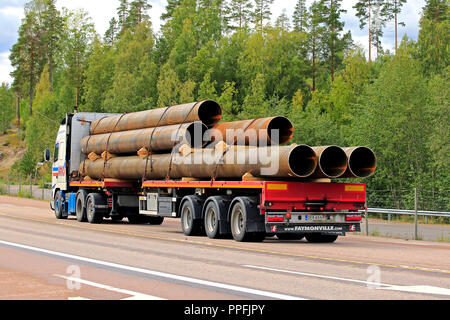 Orivesi, Finlandia - 27 agosto 2018: Volvo FH12 semi rimorchio della logistica Seikkala Oy trasporta i tubi metallici lungo la Highway 4 in inizio autunno, v posteriore Foto Stock