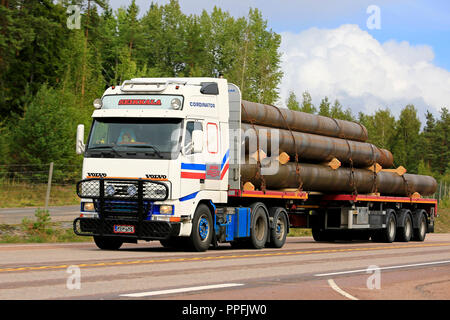 Orivesi, Finlandia - 27 agosto 2018: Volvo FH12 semi rimorchio della logistica Seikkala Oy trasporta i tubi metallici lungo l'autostrada 4 all'inizio dell'autunno. Foto Stock