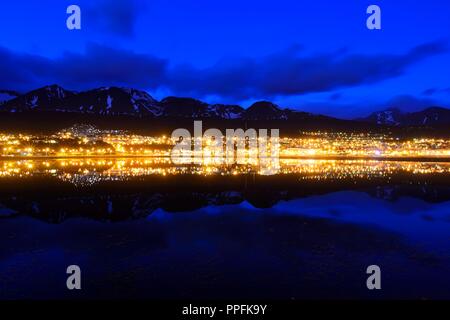 Le luci della città si riflettono nel Canale del Beagle nel blu ora, Ushuaia, Tierra del Fuego Provincia, Tierra del Fuego Foto Stock