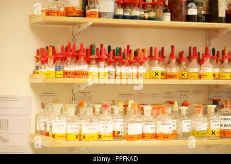 Bottiglie di chemcicals su scaffali in un laboratorio di scienze tra cui lo ioduro di potassio, cloruro di potassio, bromuro di potassio, nitrato di sodio, sostanze chimiche Foto Stock