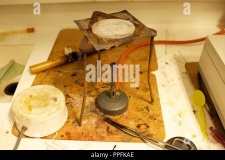 La chimica esperimento utilizzando un bruciatore Bunsen in una scuola secondaria nel laboratorio di scienze Foto Stock
