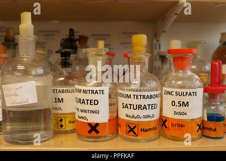Accademia scuola secondaria scienza attrezzature prodotti chimici su un ripiano Foto Stock