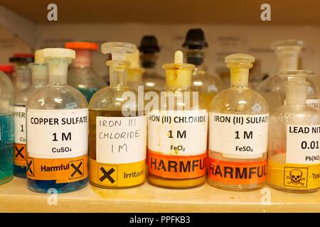 Bottiglie di solfato di rame, solfato di ferro, cloruro di ferro solfato, nitrato di piombo prodotti chimici nocivi in una scuola laboratorio di chimica. Foto Stock
