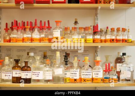 Brighton Aldridge accademia comunitaria scuola secondaria attrezzature scienza Chemicals Foto Stock