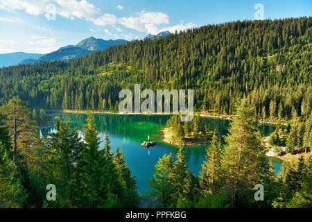 Il lago di Cauma con isola, lago balneabile in Flims grande foresta, Flims, Canton Grigioni, Svizzera Foto Stock