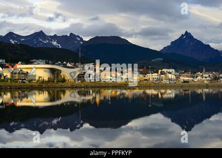 Ushuaia di sera la luce è riflessa nel Canale del Beagle, Ushuaia, Tierra del Fuego Provincia, Tierra del Fuego, Argentina Foto Stock