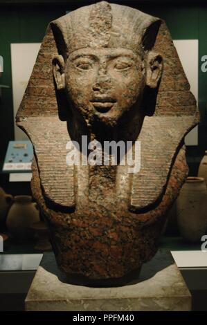 Busto di faraone, eventualmente Ramses II. In data c. 1250 BC. Di granito rosso. Nuovo Regno. Xix dinastia. British Museum. Londra. Regno Unito. Foto Stock