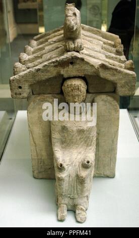 Etrusca urna cineraria in forma di casa o tempio. Sul tetto vi sono due pantere e nella parte anteriore di un alato di figura femminile. 425-350 A.C. Calcare. Da Chiusi. British Museum. Londra. In Inghilterra. Regno Unito. Foto Stock