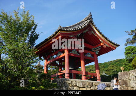 Kyoto, Giappone - 01 agosto 2018: il Shoryo (Belfry) Edificio di Kiyomizu-dera tempio buddista, un patrimonio mondiale UNESCO. Foto di: Georg Foto Stock