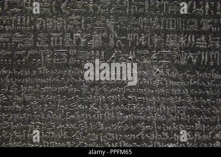 La Rosetta Stone. Frammento di un nero stele di granito con una iscrizione in diverse lingue   di un decreto di Tolomeo V Epiphanes re. Epoca tolemaica. 196 BC. Hieroglyphical demotic e scrittura. Dettaglio. British Museum. Londra. Regno Unito. Foto Stock