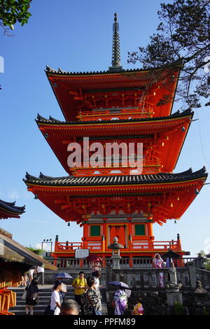 Kyoto, Giappone - Agosto 01, 2018: i tre piani pagoda di Kiyomizu-dera tempio buddista, un patrimonio mondiale UNESCO. Foto di: Georg Foto Stock