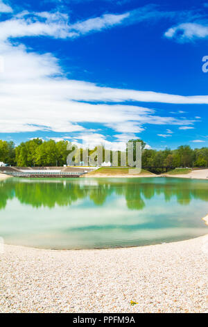 Bellissimo lago Bundek a Zagabria in Croazia, in primavera, cielo blu Foto Stock