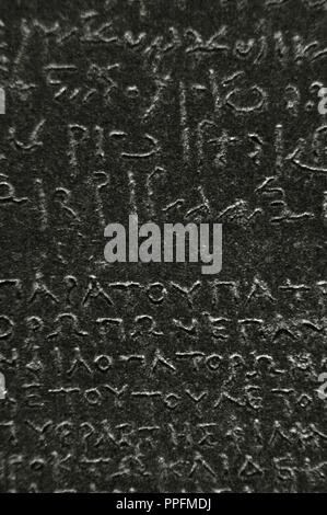 La Rosetta Stone. Frammento di un nero stele di granito con una iscrizione in diverse lingue   di un decreto di Tolomeo V Epiphanes. Epoca tolemaica. 196 BC. Hieroglyphical demotic e scrittura. Dettaglio. British Museum. Londra. Regno Unito. Foto Stock