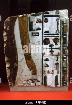 Scrittura geroglifica. Frammento di La decorazione murale della tomba di Seti I (c.1294-1279 BC), XIX dinastia. Nuovo Regno. Frammento con parte della figura di una dea e scritte con la cartuccia di Sety I. dalla tomba 17 della Valle dei Re. British Museum. Londra. Regno Unito. Foto Stock