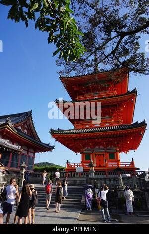 Kyoto, Giappone - Agosto 01, 2018: i tre piani pagoda di Kiyomizu-dera tempio buddista, un patrimonio mondiale UNESCO. Foto di: Georg Foto Stock