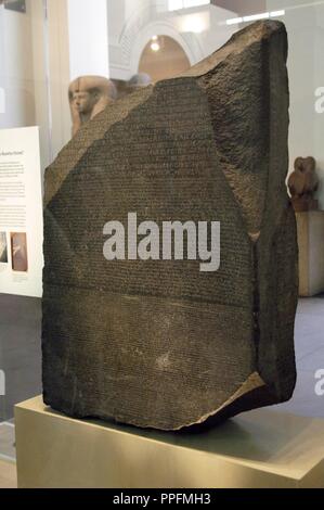 La Rosetta Stone. Frammento di un nero stele di granito con una iscrizione in diverse lingue   di un decreto di Tolomeo V Epiphanes re. Epoca tolemaica. 196 BC. La scrittura in hieroglyphical, demotic e scritture greche. British Museum. Londra. Regno Unito. Foto Stock