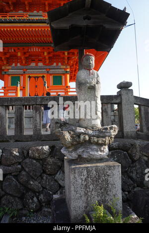 Kyoto, Giappone - Agosto 01, 2018: buddista Jizo figura con i tre piani pagoda in background all'Kiyomizu-dera tempio buddista, un'UNESCO Wo Foto Stock