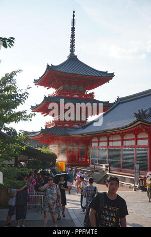 Kyoto, Giappone - Agosto 01, 2018: i tre piani pagoda a Kiyomizu-dera tempio buddista, un patrimonio mondiale UNESCO. Foto di: Georg Foto Stock