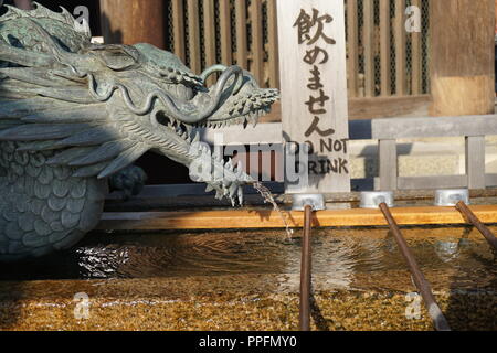 Kyoto, Giappone - Agosto 01, 2018: fontana di acqua per il lavaggio a mano al Kiyomizu-dera tempio buddista, un patrimonio mondiale UNESCO. Phot Foto Stock