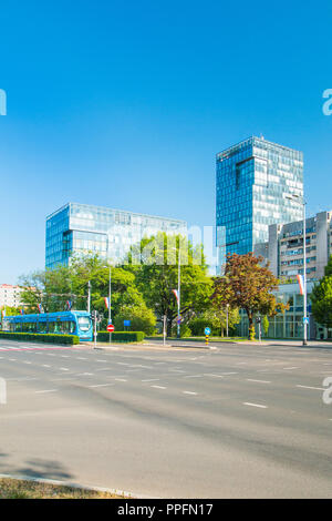 Aziende moderne torri e il tram a Zagabria in Croazia, Vukovarska street Foto Stock