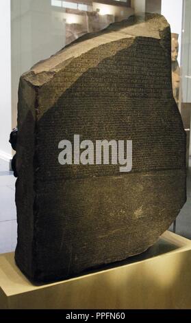 La Rosetta Stone. Frammento di un nero stele di granito con una iscrizione in diverse lingue   di un decreto di Tolomeo V Epiphanes re. Epoca tolemaica. 196 BC. La scrittura in hieroglyphical, demotic e scritture greche. British Museum. Londra. Regno Unito. Foto Stock