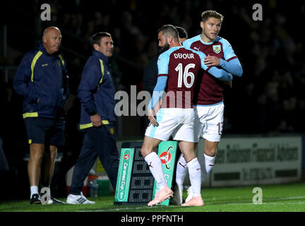 Burnley's Steven Defour (centro) è sostituito per Jeff Hendrick durante il terzo round Carabao Cup match al Pirelli Stadium, Burton. Foto Stock