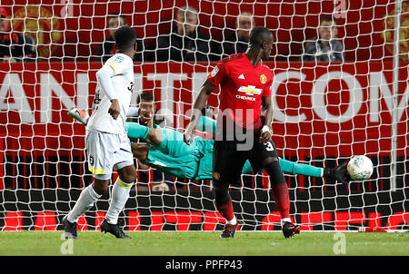 Il Manchester United portiere Lee Grant salva da Derby County's Florian Jozefzoon in pena shootout durante il Carabao Cup, terzo round corrispondono a Old Trafford, Manchester. Foto Stock