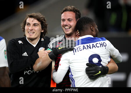 Il Leicester City portiere Danny Ward (centro) festeggia il salvataggio di tre sanzioni durante la pena shootout con il team mate Kelechi Iheanacho (a destra) durante il Carabao Cup, terzo round corrispondono a Molineux, Wolverhampton. Foto Stock