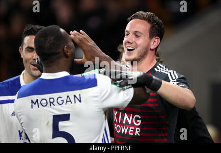 Il Leicester City portiere Danny Ward (destra) e Wes Morgan (sinistra) celebrano il loro lato vincendo la pena shootout durante il Carabao Cup, terzo round corrispondono a Molineux, Wolverhampton. Foto Stock