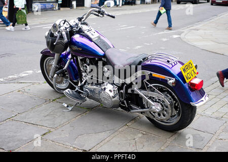 Custom Harley Davidson parcheggiata sul mercato in pozzetti, Somerset, Regno Unito Foto Stock