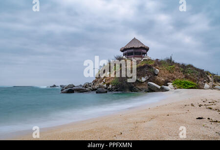 Bella solitaria spiaggia caraibica con palme nel Parco Nazionale Tayrona vicino a Santa Marta in Colombia settentrionale Foto Stock