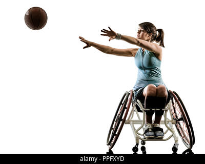 Un caucasian giovani handicappati basket ball player donna in sport in carrozzella tudio in silhouette isolati su sfondo bianco Foto Stock