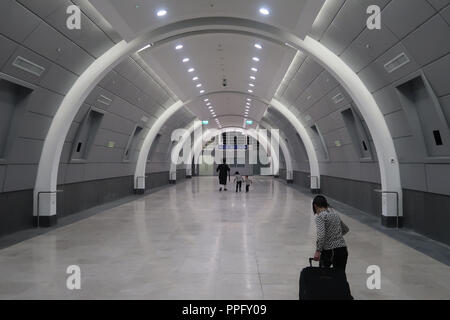 I pendolari sulla loro strada per salire a bordo del treno elettrico presso le piattaforme situate 80m sotto il livello del suolo all'interno della stazione ferroviaria Yitzhak Navon situata a Gerusalemme ovest Israele Foto Stock