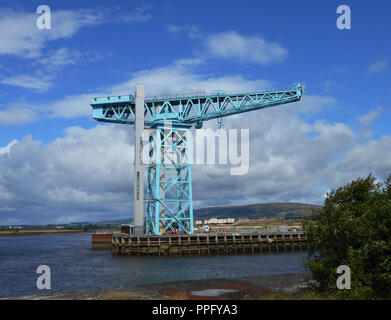 Il possente Titan Crane stand, affacciato sul fiume Clyde, su una banchina che una volta faceva parte del famoso Giovanni Browns cantiere navale in Clydebank vicino a Glasgow. La gru è stata ora rinnovata ed è una meta molto popolare tra i visitatori e i turisti attrazione che consente vedute stupende dal braccio della gru. Foto Stock