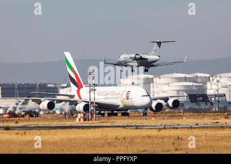 Frankfurt / Main Airport, FRA, Fraport, Emirates Airbus A380-800, jet privato si avvicina, Bombardier CL-600-2B16 Challenger 605, Foto Stock