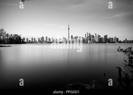 Una lunga esposizione di Toronto skyline con il lago Ontario in primo piano, come si vede dal centro isola. Foto Stock