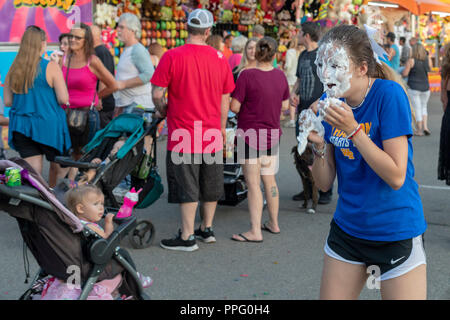 Wheat Ridge in Colorado - uno studente di scuola superiore arriva una torta in faccia come una raccolta di fondi nel corso dell'annuale Festival di garofano. Nessuno sembra di notare exce Foto Stock