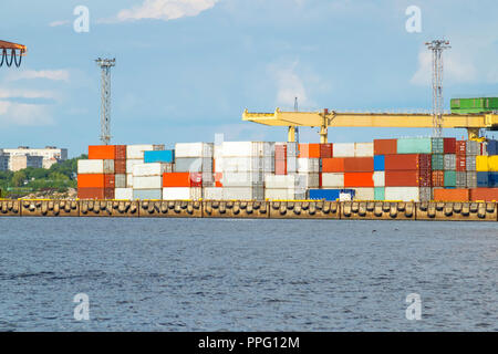 Stack di movimentazione di container Container cantiere. Foto Stock