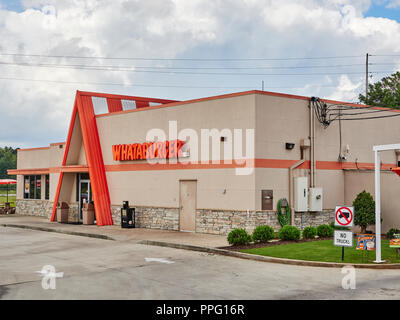 Whataburger ristorante fast food anteriore ingresso esterno in Clanton Alabama, Stati Uniti d'America. Foto Stock