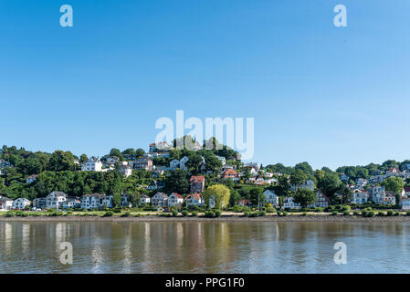 Amburgo Blankenese sulla giornata di sole come si vede dal Fiume Elba Foto Stock