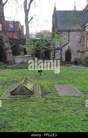 Tombe medievali nel cortile della chiesa di St Mary Abbots Kensington Foto Stock