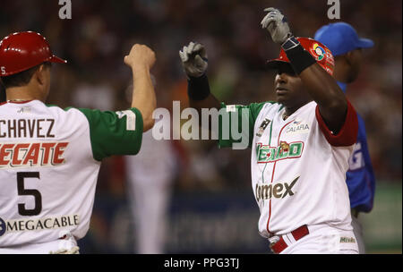 Ronnier Mustelier de Messico celebra hit en la primera base , duranti el segundo partido semifinale de la Serie del Caribe en el Nuevo Estadio de los Foto Stock