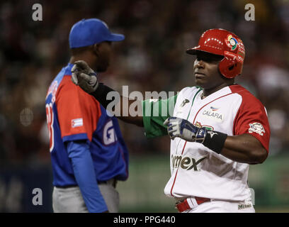 Ronnier Mustelier de Messico celebra hit en la primera base , duranti el segundo partido semifinale de la Serie del Caribe en el Nuevo Estadio de los Foto Stock