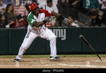 Ronnier Mustelier de Mexico pega de hit para llegar una primera base , duranti el segundo partido semifinale de la Serie del Caribe en el Nuevo Estadio d Foto Stock